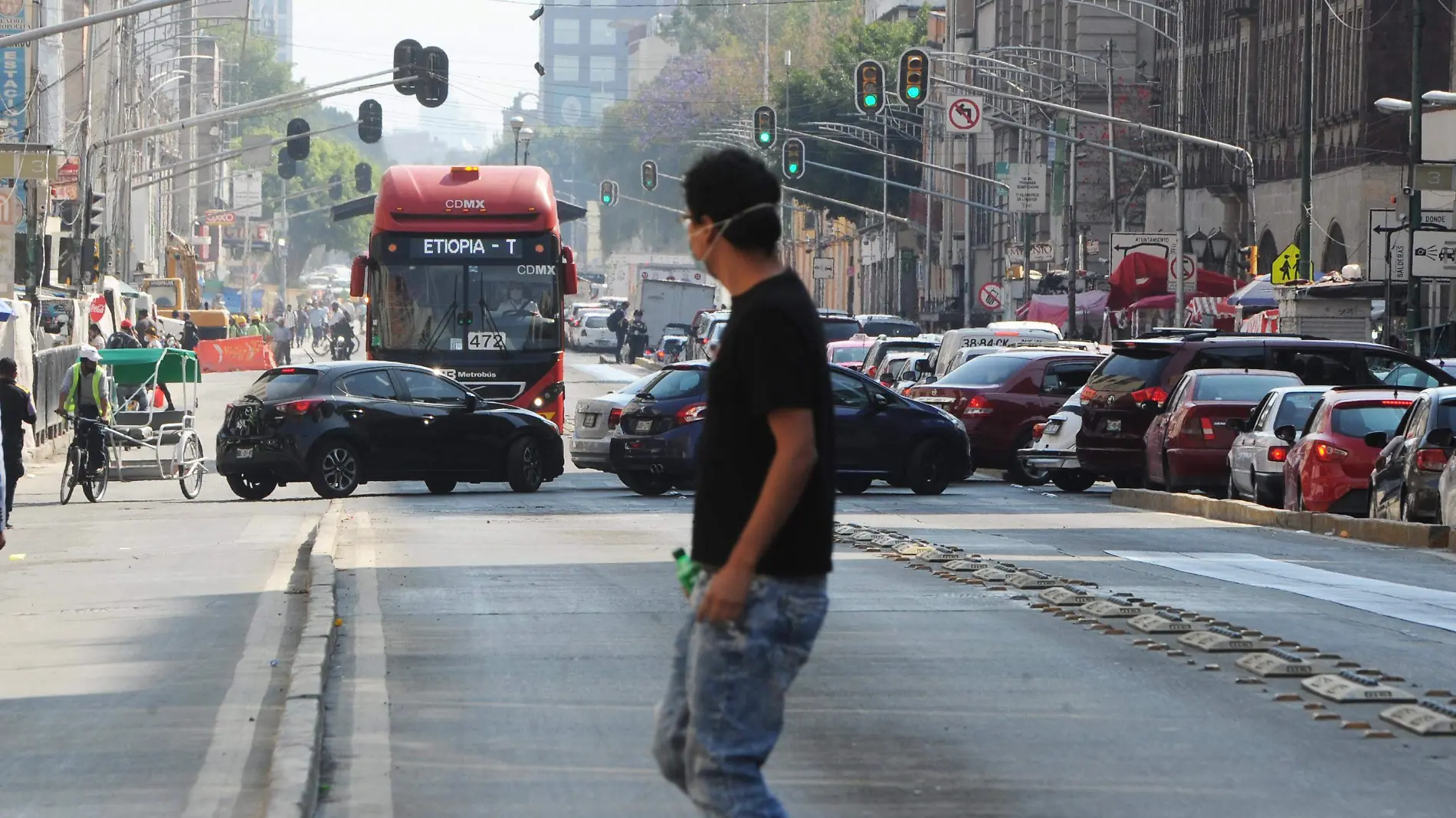 AUTOS INVADEN CARRIL METROBUS BALDERAS. Fotos Mauricio Huizar (5)